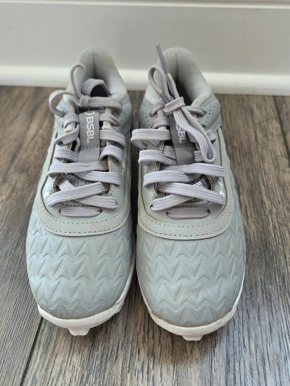 Under Armour Kids' Light Gray Athletic Cleats